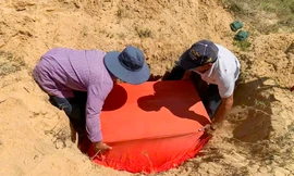 Ngư dân Quy Nhơn chôn cất cá voi ‘lụy bờ’ theo phong tục truyền thống