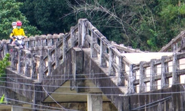 'Nín thở' đi qua từng nhịp trên cây cầu cũ nát ở Bình Định