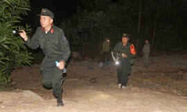 Theo chân 300 cảnh sát cơ động leo núi, xuyên đêm chữa cháy rừng ở Bình Định