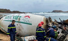 Xe trộn bê tông bất ngờ lao xuống biển, 1 người tử vong