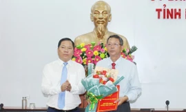 Chủ tịch UBND tỉnh Bình Định Nguyễn Phi Long trao quyết định bổ nhiệm cho ông Trần Văn Thanh (bên phải).