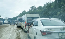 Sình lún gây tắc đường ở đèo An Khê nhiều giờ