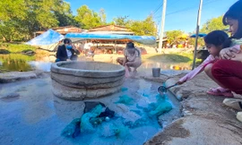 Độc lạ con suối ở Bình Định, nước sôi sùng sục luộc chín trứng