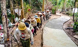 Kéo máy móc, vác xi măng băng rừng mở đường vào thôn biệt lập Bình Định