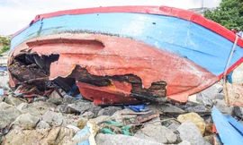 Xót xa nhìn cảnh trục vớt ghe tàu bị sóng đánh chìm sau bão