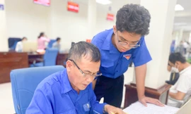 Tuổi trẻ Gia Lai thường trực hỗ trợ người dân những ngày đầu thực hiện chính quyền 2 cấp