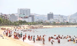 Bãi biển đông nghịt người xuống tắm ‘xả xui’ giữa trưa Tết Đoan Ngọ 