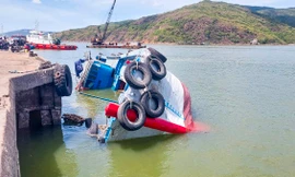 Tàu lật ở cầu cảng Quy Nhơn, 50 tấn hàng chìm xuống nước
