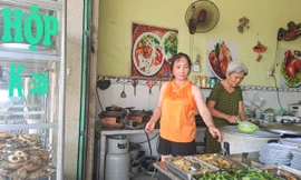 Thực hư thông tin quán cơm dồn góp thức ăn thừa bán cho khách