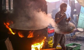 Cận cảnh nghề hấp cá giữa tiết trời như 'chảo lửa' nơi phố biển Quy Nhơn