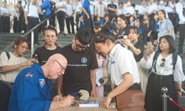 Hơn 1.000 học sinh trò chuyện cùng cựu phi hành gia NASA
