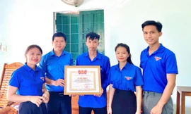 Khen ‘người hùng’ chèo xuồng ra giữa đầm Thị Nại cứu người nhảy cầu