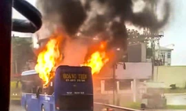 Xe khách cháy đỏ rực trên quốc lộ 1 qua Bình Định