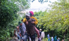 Dòng người ‘rồng rắn’ hành hương về chùa Ông Núi