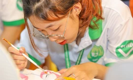 Trải nghiệm vẽ mặt nạ tuồng trong Ngày hội sách 