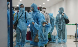 Hình ảnh người dân Bình Định được máy bay chở từ TPHCM về quê tránh dịch. Ảnh: Trương Định