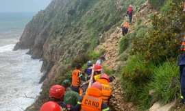 VIDEO: Cảnh sát đu dây trên vách núi cao 200m đưa thi thể dưới vực lên