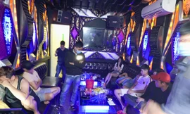 Kiểm tra cơ sở karaoke, lực lượng chức năng phát hiện 10 đối tượng có biểu hiện phê ma túy, qua test nhanh tất cả đều dương tính với ma túy. Ảnh: CACC