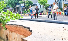 Đường bất ngờ sụt lún 'nuốt chửng' cây xanh, trụ điện