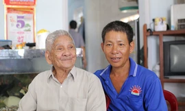 Cha già 94 tuổi gặp lại con trai sau gần 50 năm lưu lạc