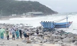 Thuê thợ lặn giỏi hỗ trợ ngư dân trục vớt tàu thuyền bị chìm do sóng đánh