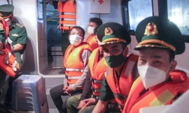 Cứu 3 ngư dân Phú Yên sau nhiều giờ lênh đênh trên biển