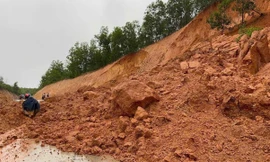 Sạt lở đất nghiêm trọng xuống đường ở Bình Định, giao thông ách tắc