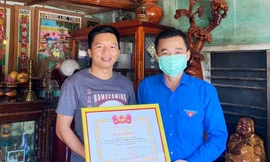 Anh Nguyễn Thành Trung - Phó Bí thư thường trực Tỉnh Đoàn Bình Định đã trao bằng khen của BCH Trung ương Đoàn TNCS Hồ Chí Minh cho anh Nguyễn Xuân Trường,