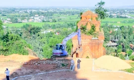 Tháp cổ ở Bình Định, sao lại mang xe cơ giới vào tu bổ?