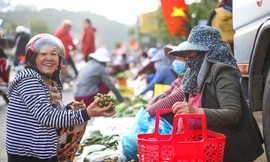 Người người nô nức đi phiên chợ ngày mùng 1 Tết cầu lộc