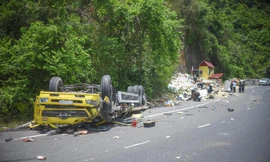 Xe tải bất ngờ lật ngửa trên đèo, 2 người tử vong