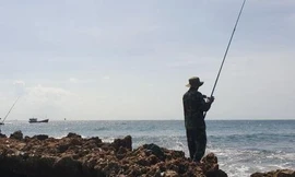 Đi câu cá, 2 người bị sóng biển cuốn trôi mất tích. Ảnh minh họa