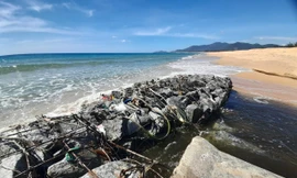 Cống nước thải chảy ra biển. Ảnh: Trương Định