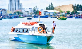 Người dân đảo Cù Lao Xanh được hỗ trợ đi ca nô miễn phí ra đảo