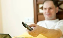 Điều khiển tivi trong phòng khách sạn bẩn nhất