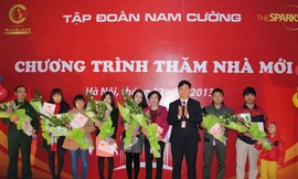 Trao sổ hồng cho người mua nhà tại chung cư The Sparks