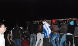 Người dân hiệp sức đẩy xe để đưa nạn nhân bị xe tải đè ra ngoài