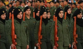 Nữ sinh trường Quân sự Palestine duyệt binh ngày tốt nghiệp