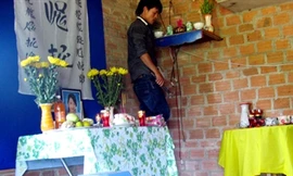 Hàng xóm sắp xếp bài vị cho cháu Phụng