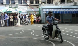 'Ngực lép không được lái xe': Sẽ điều chỉnh quy định