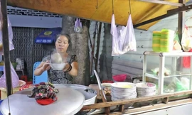 Tranh cãi có nên học đại học không khi lương cử nhân ra trường không bằng cô bán hủ tiếu