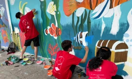 TP.HCM: Giới trẻ "đổi màu áo" cho những bức tường cũ, tiếp thêm năng lượng sống xanh