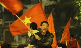 Cổ động viên ra đường mừng Đội tuyển