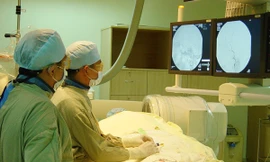 Bao giờ bác sĩ mới sống bằng đồng lương để không còn chuyện hoen ố y đức. Ảnh: L.N