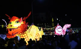 Hà Tĩnh: Hàng nghìn người xuống phố rước đèn trung thu khổng lồ