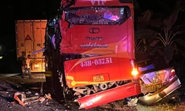 Dừng trả hàng trên quốc lộ, xe khách và ô tô bị container đâm, 1 người tử vong