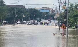 Mưa kéo dài quốc lộ 1A qua Hà Tĩnh ngập sâu trong biển nước