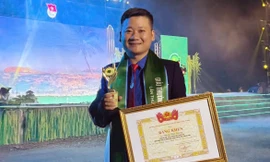 Từ đất bỏ hoang, chàng trai trồng rau củ chăn nuôi, doanh thu tiền tỉ