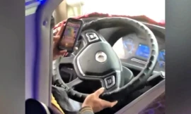 Tài xế xe khách cầm điện thoại vừa chơi game, vừa lái xe gây phẫn nộ