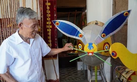 Người đàn ông hơn 30 năm làm đèn trung thu 